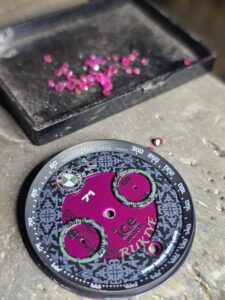 Cadran personnalisé Ice Watch rose fushia avec pierres précieuses et logo 71 Custom